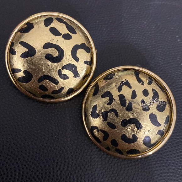 COPY - Vintage Acrylic Button Faux Animal Pattern  & Gold tone clip-on Earrings - Picture 2 of 7